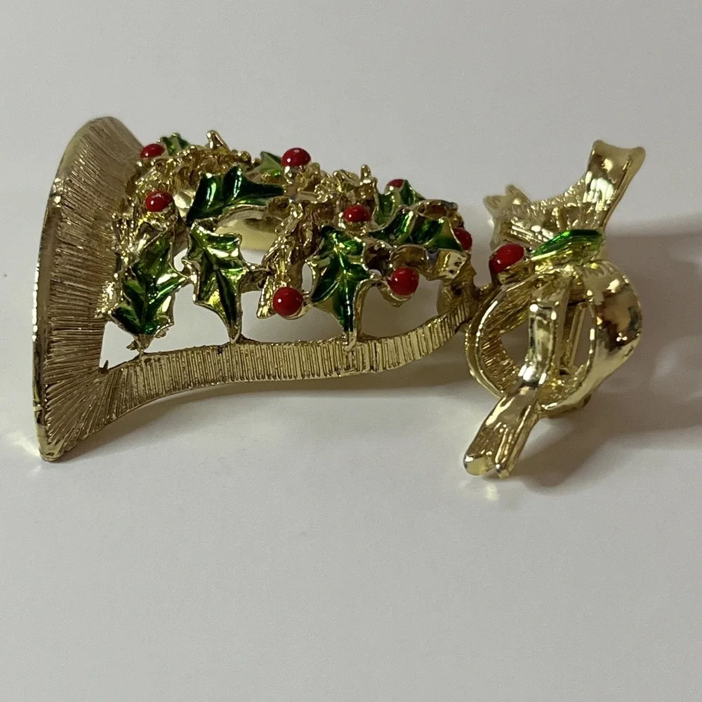 Vintage Gerry's Gold Tone Red Green Enamel Dangling Christmas Bell Holly Brooch